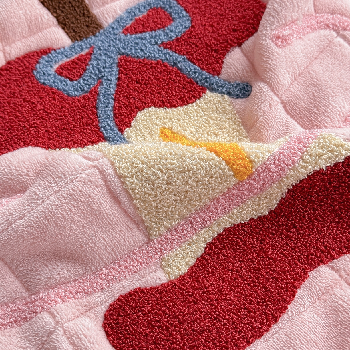 91家纺网 家纺一手货源 找家纺 TT.one 塔塔家居 2025新款牛奶绒毛巾绣床盖三件套 苹果-床盖粉