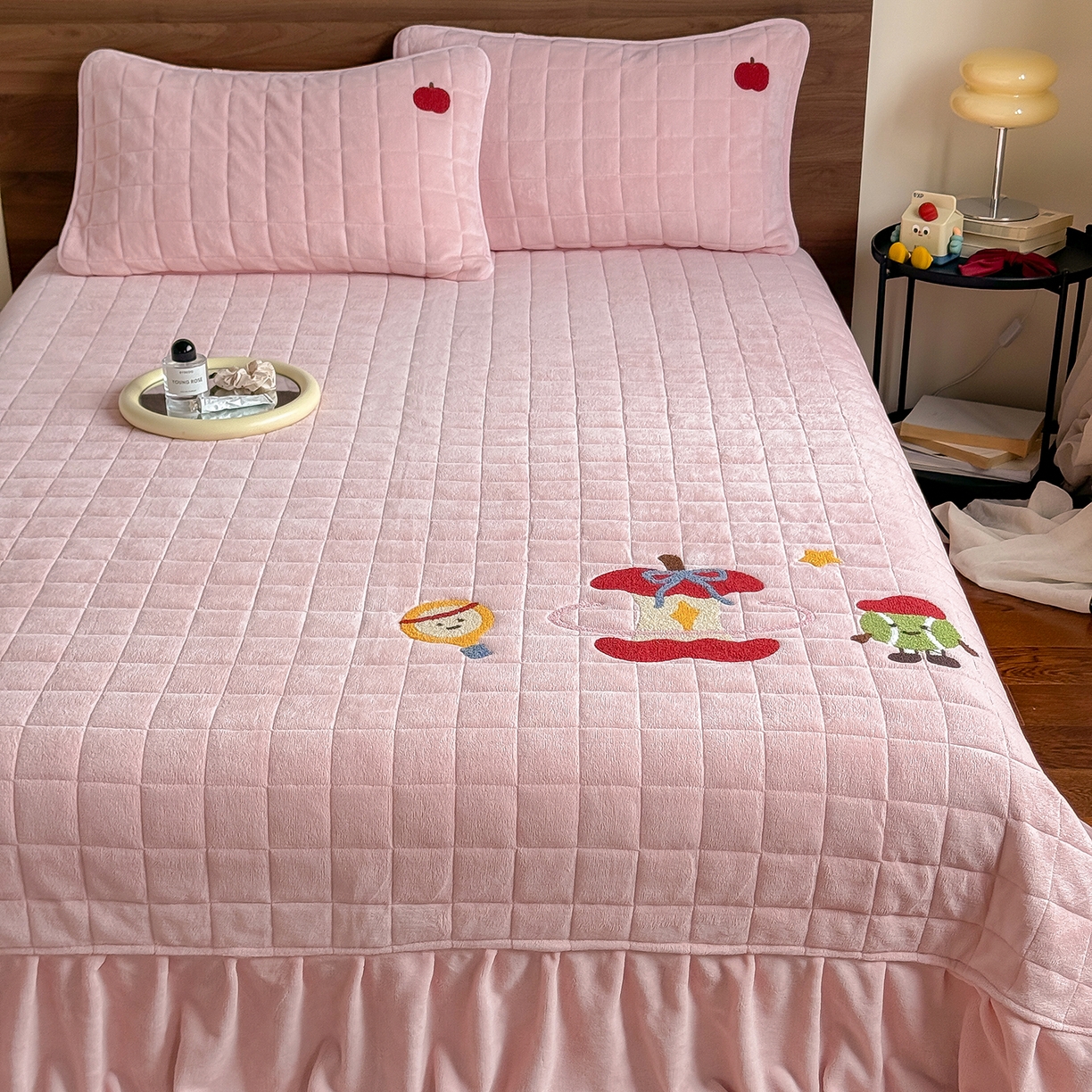 91家纺网 家纺一手货源 找家纺 TT.one 塔塔家居 2025新款牛奶绒毛巾绣床盖三件套 苹果-床盖粉