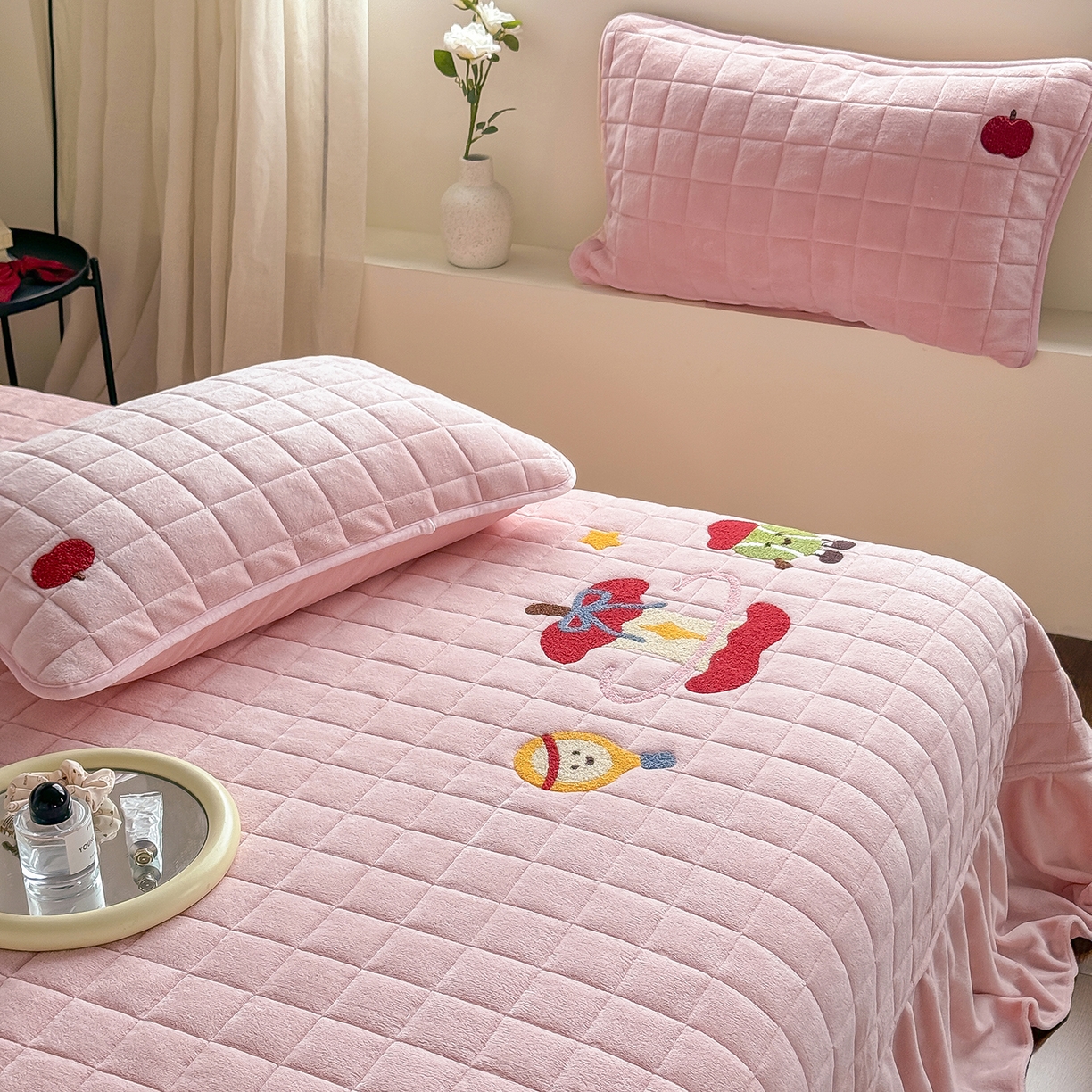 91家纺网 家纺一手货源 找家纺 TT.one 塔塔家居 2025新款牛奶绒毛巾绣床盖三件套 苹果-床盖粉