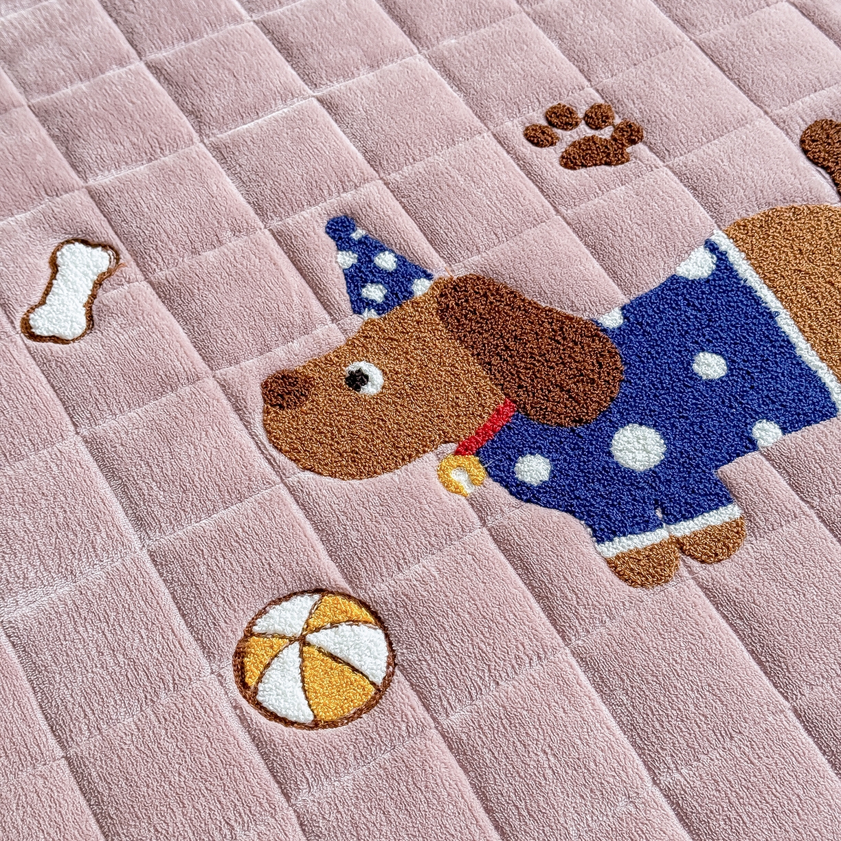 91家纺网 家纺一手货源 找家纺 TT.one 塔塔家居 2025新款牛奶绒毛巾绣床盖三件套 小狗-床盖豆沙