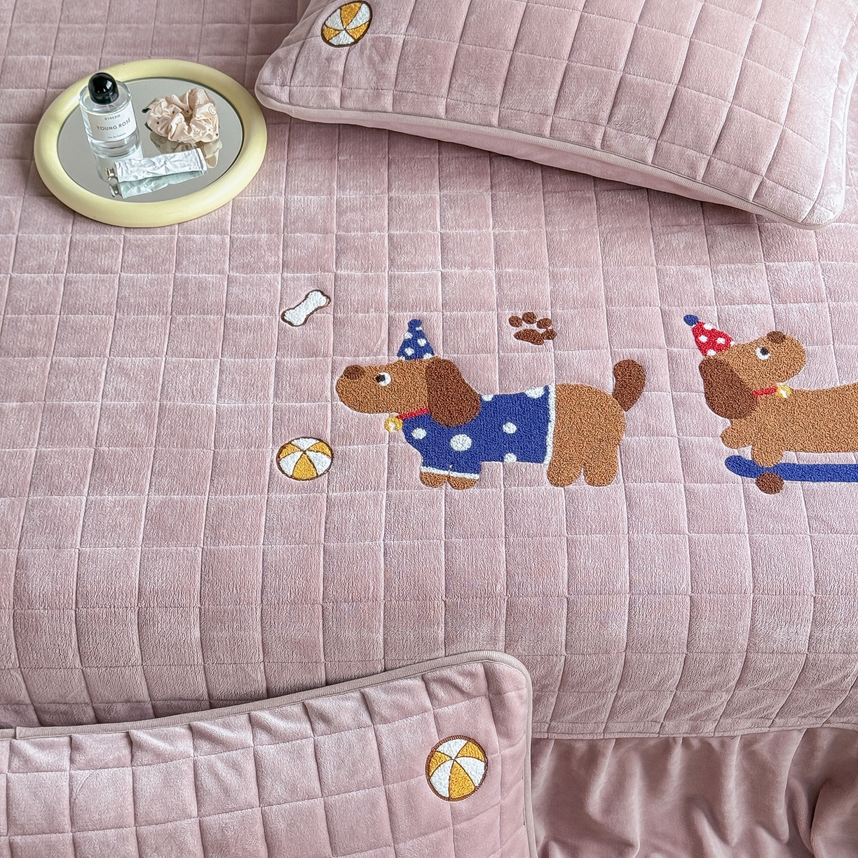 91家纺网 家纺一手货源 找家纺 TT.one 塔塔家居 2025新款牛奶绒毛巾绣床盖三件套 小狗-床盖豆沙