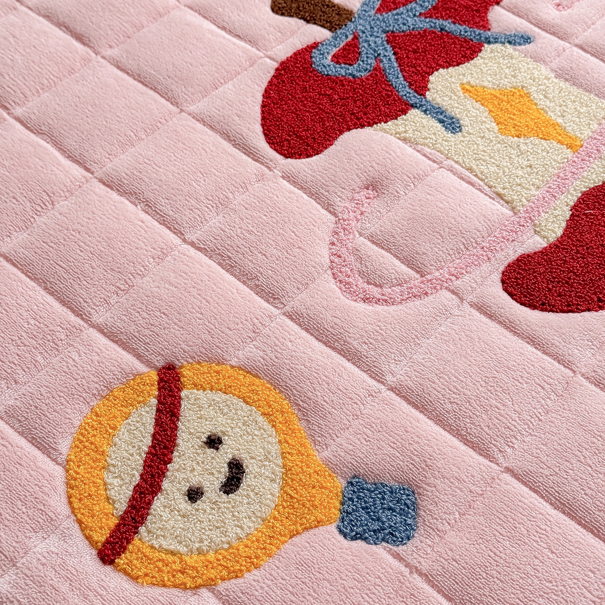 91家纺网 家纺一手货源 找家纺 TT.one 塔塔家居 2025新款牛奶绒毛巾绣床盖三件套 苹果-床盖粉