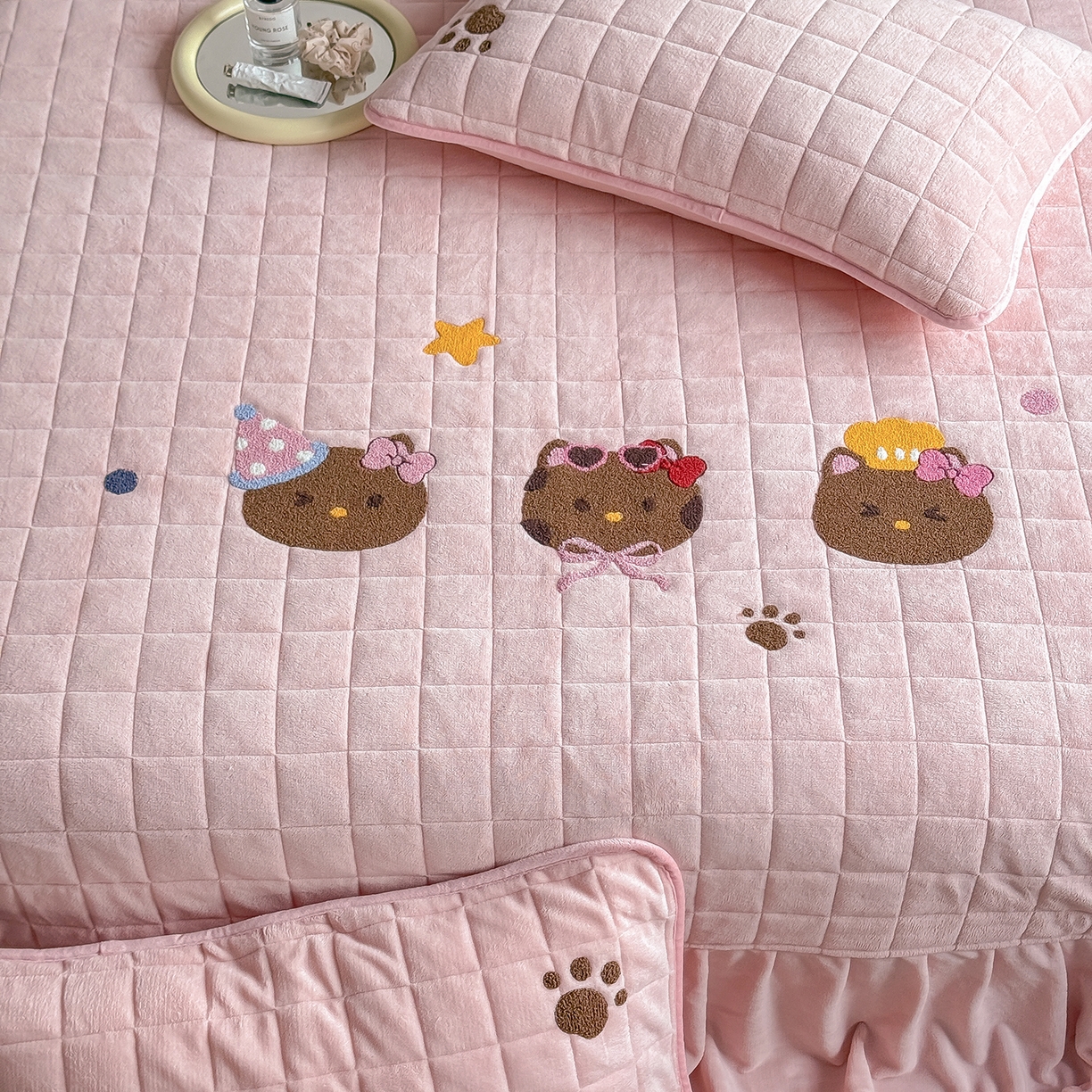 91家纺网 家纺一手货源 找家纺 TT.one 塔塔家居 2025新款牛奶绒毛巾绣床盖三件套 粉爪-床盖粉