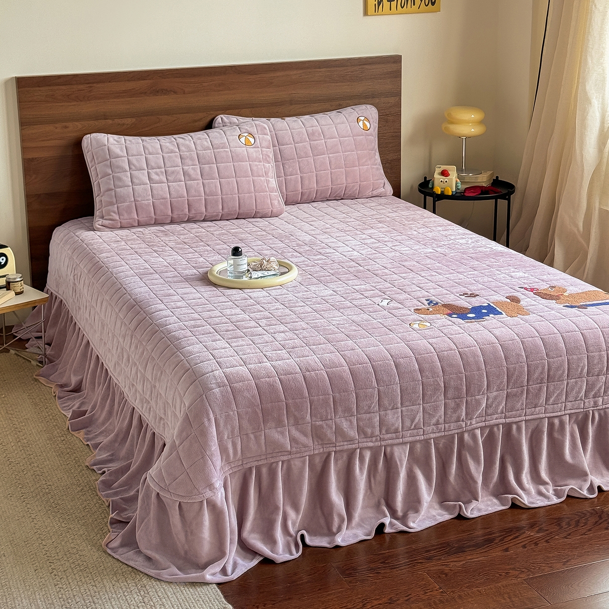 91家纺网 家纺一手货源 找家纺 TT.one 塔塔家居 2025新款牛奶绒毛巾绣床盖三件套 小狗-床盖豆沙