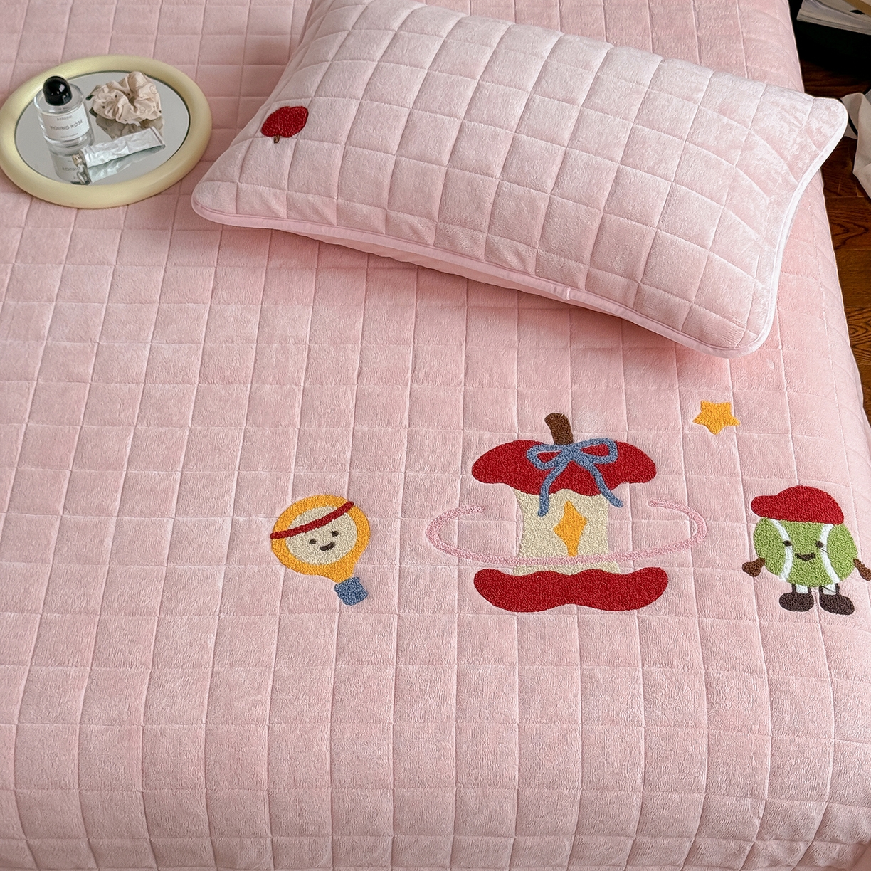 91家纺网 家纺一手货源 找家纺 TT.one 塔塔家居 2025新款牛奶绒毛巾绣床盖三件套 苹果-床盖粉