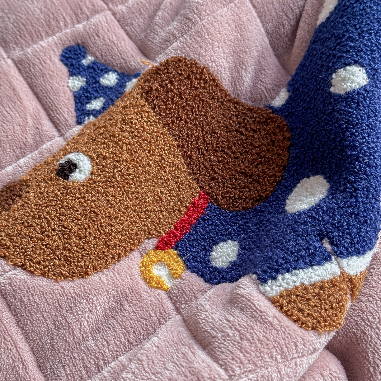 91家纺网 家纺一手货源 找家纺 TT.one 塔塔家居 2025新款牛奶绒毛巾绣床盖三件套 小狗-床盖豆沙