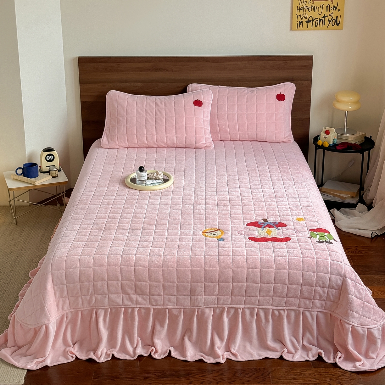 91家纺网 家纺一手货源 找家纺 TT.one 塔塔家居 2025新款牛奶绒毛巾绣床盖三件套 苹果-床盖粉