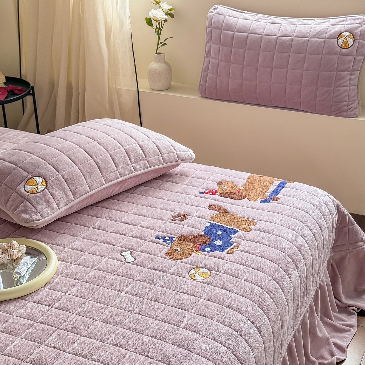 91家纺网 家纺一手货源 找家纺 TT.one 塔塔家居 2025新款牛奶绒毛巾绣床盖三件套 小狗-床盖豆沙