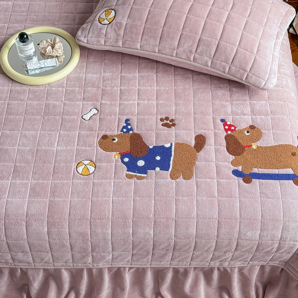 91家纺网 家纺一手货源 找家纺 TT.one 塔塔家居 2025新款牛奶绒毛巾绣床盖三件套 小狗-床盖豆沙