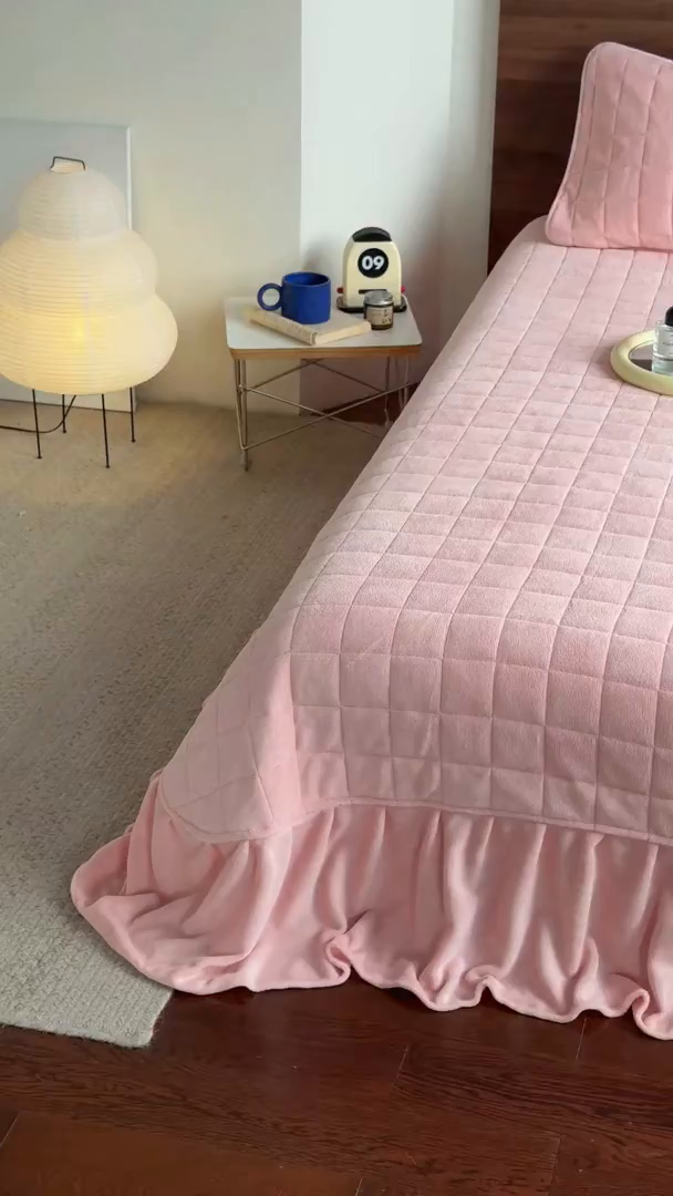 91家纺网 家纺一手货源 找家纺 TT.one 塔塔家居 2025新款牛奶绒毛巾绣床盖三件套 苹果-床盖粉