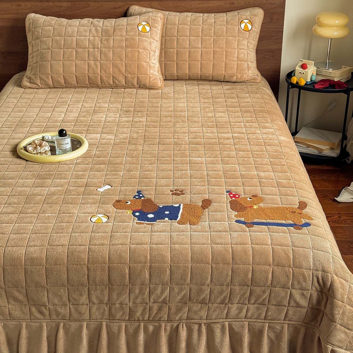 91家纺网 家纺一手货源 找家纺 TT.one 塔塔家居 2025新款牛奶绒毛巾绣床盖三件套 小狗-床盖咖