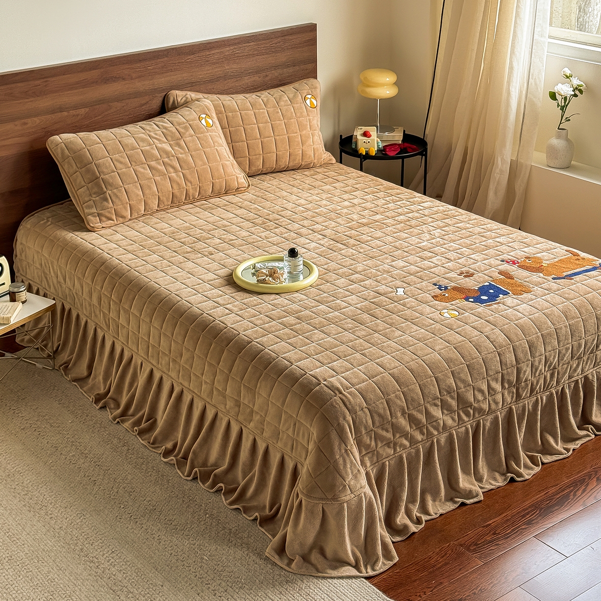 91家纺网 家纺一手货源 找家纺 TT.one 塔塔家居 2025新款牛奶绒毛巾绣床盖三件套 小狗-床盖咖