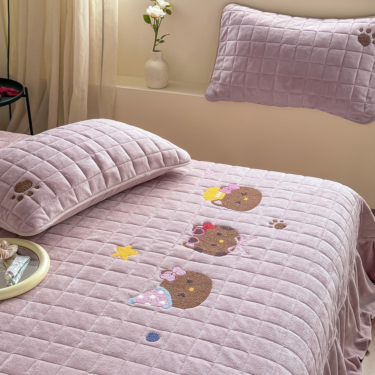 91家纺网 家纺一手货源 找家纺 TT.one 塔塔家居 2025新款牛奶绒毛巾绣床盖三件套 粉爪-床盖豆沙