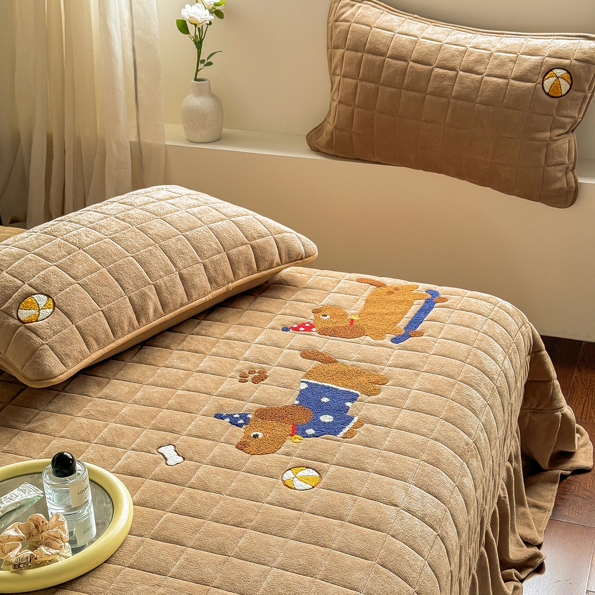 91家纺网 家纺一手货源 找家纺 TT.one 塔塔家居 2025新款牛奶绒毛巾绣床盖三件套 小狗-床盖咖