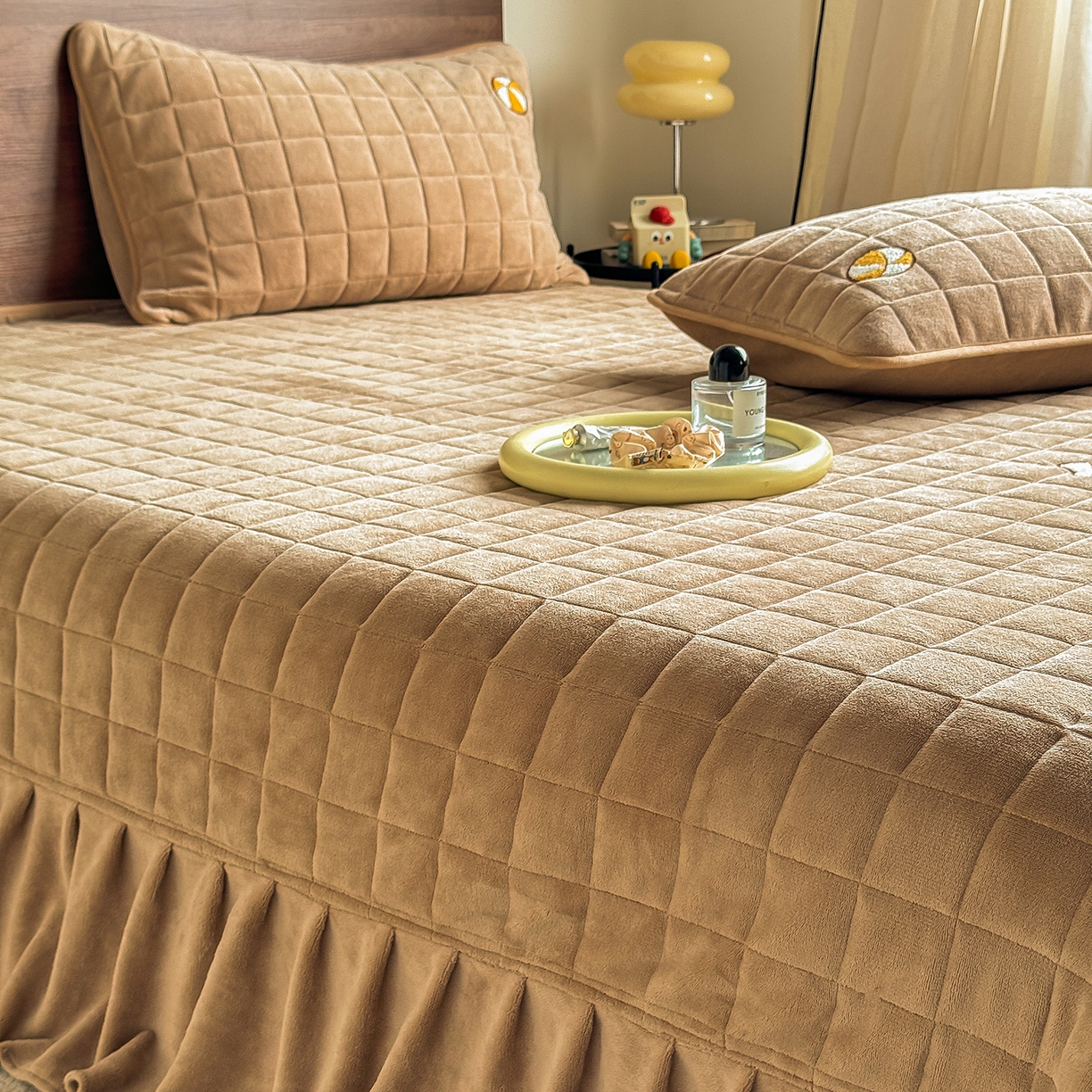 91家纺网 家纺一手货源 找家纺 TT.one 塔塔家居 2025新款牛奶绒毛巾绣床盖三件套 小狗-床盖咖