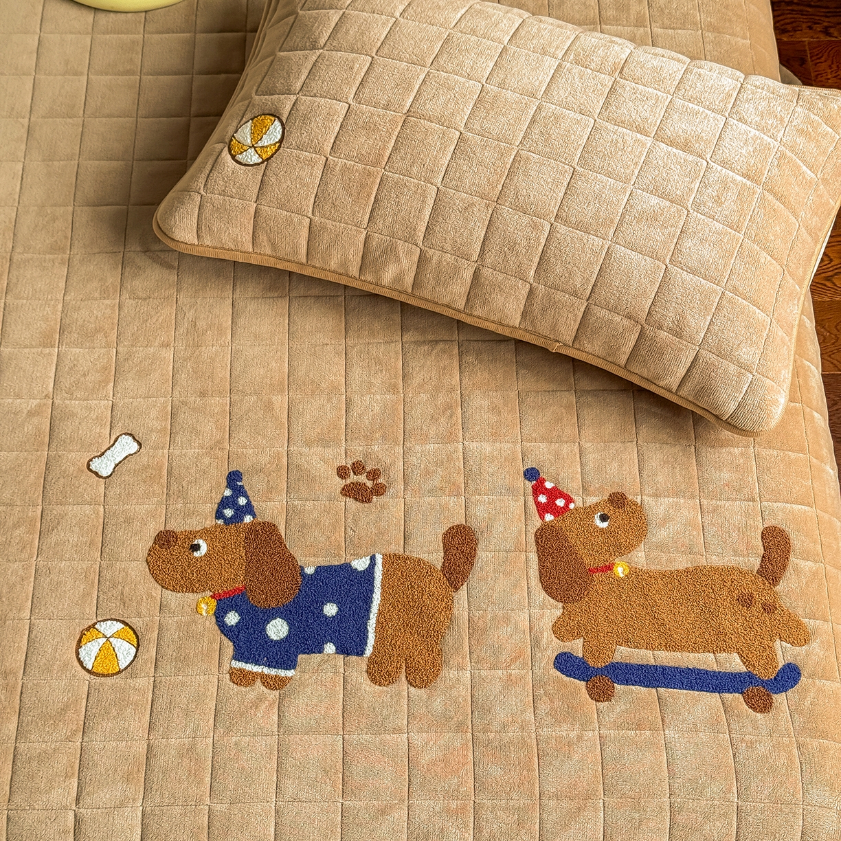 91家纺网 家纺一手货源 找家纺 TT.one 塔塔家居 2025新款牛奶绒毛巾绣床盖三件套 小狗-床盖咖