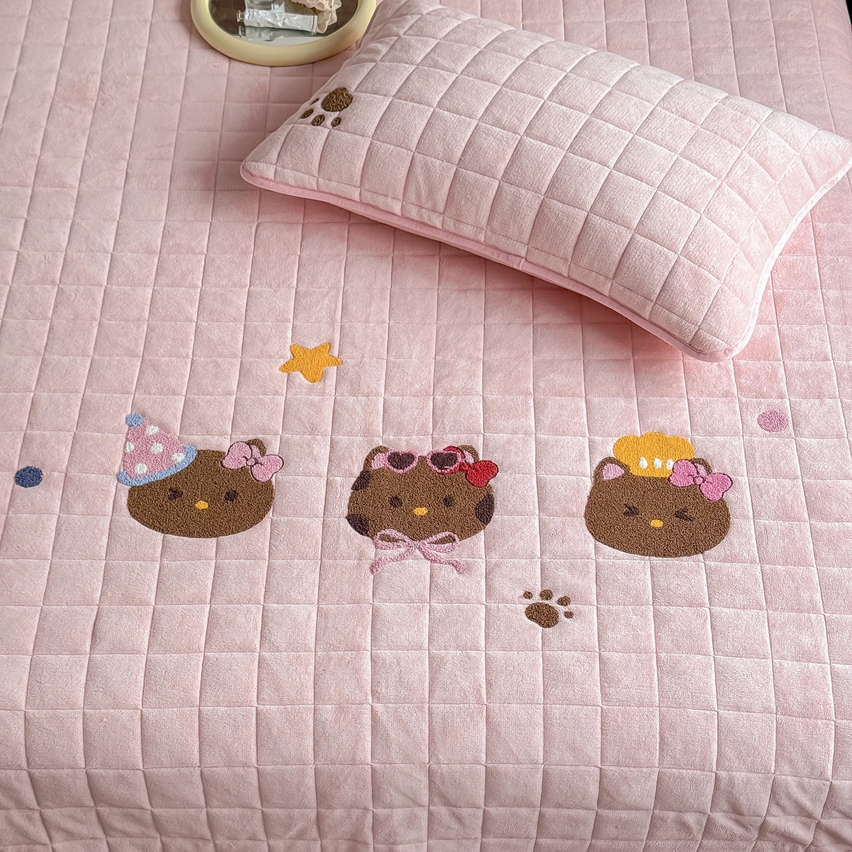 91家纺网 家纺一手货源 找家纺 TT.one 塔塔家居 2025新款牛奶绒毛巾绣床盖三件套 粉爪-床盖粉