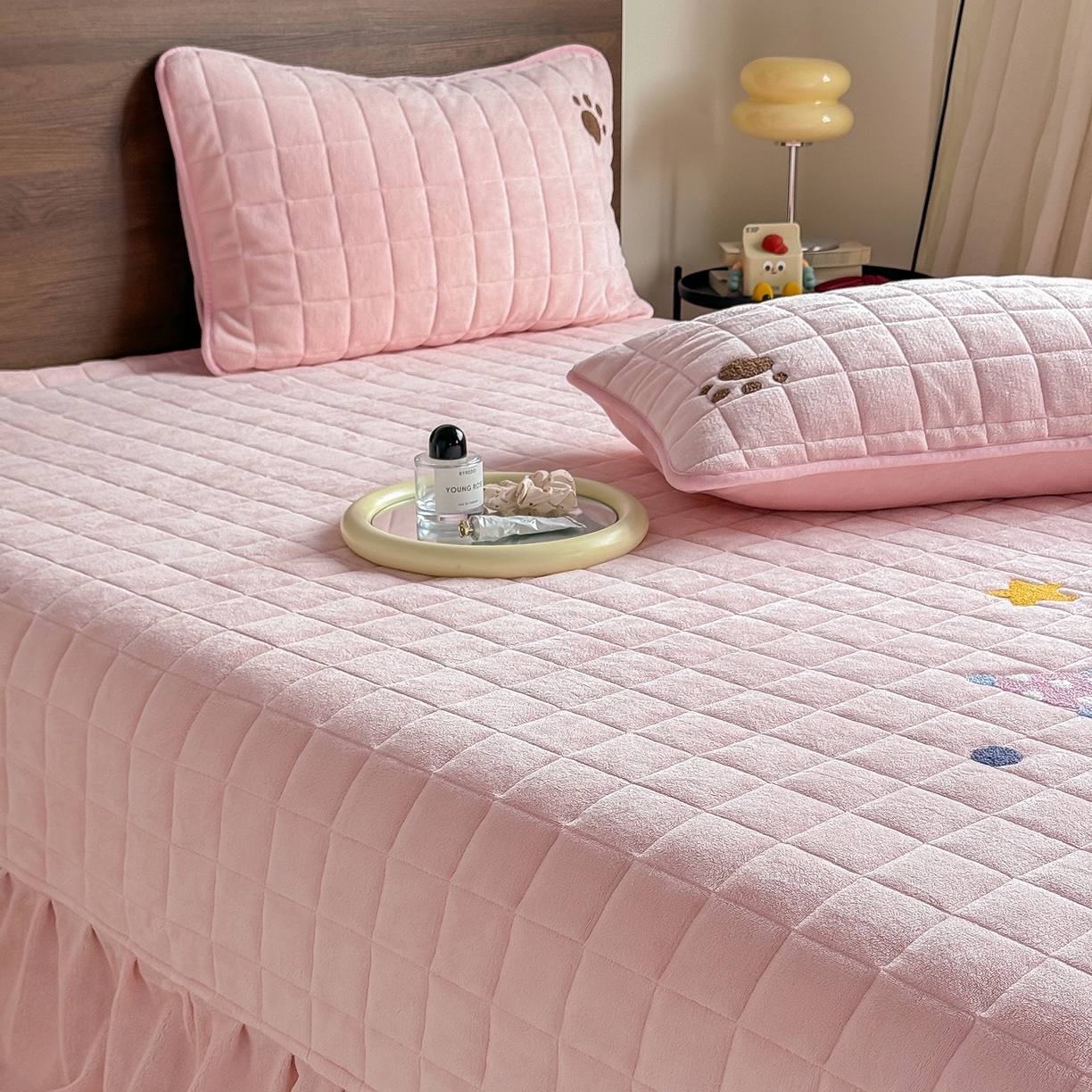 91家纺网 家纺一手货源 找家纺 TT.one 塔塔家居 2025新款牛奶绒毛巾绣床盖三件套 粉爪-床盖粉