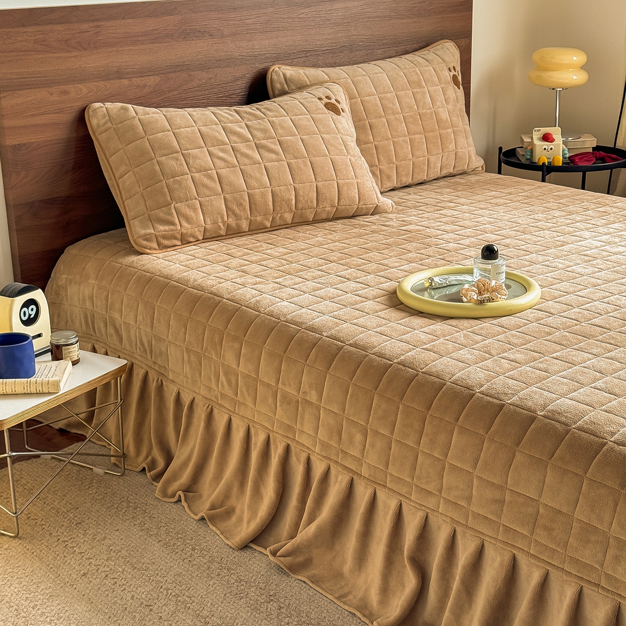 91家纺网 家纺一手货源 找家纺 TT.one 塔塔家居 2025新款牛奶绒毛巾绣床盖三件套 粉爪-床盖咖