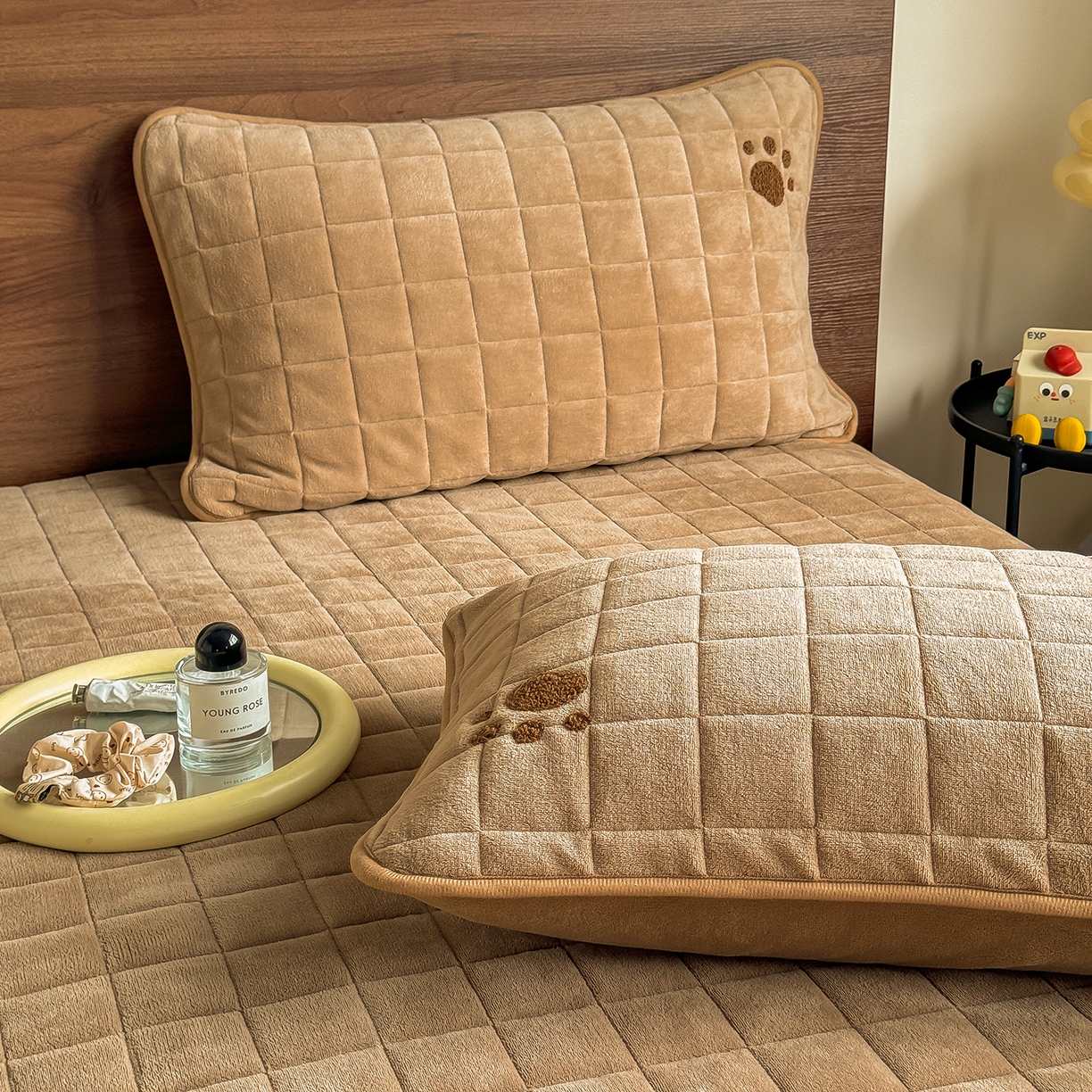 91家纺网 家纺一手货源 找家纺 TT.one 塔塔家居 2025新款牛奶绒毛巾绣床盖三件套 粉爪-床盖咖