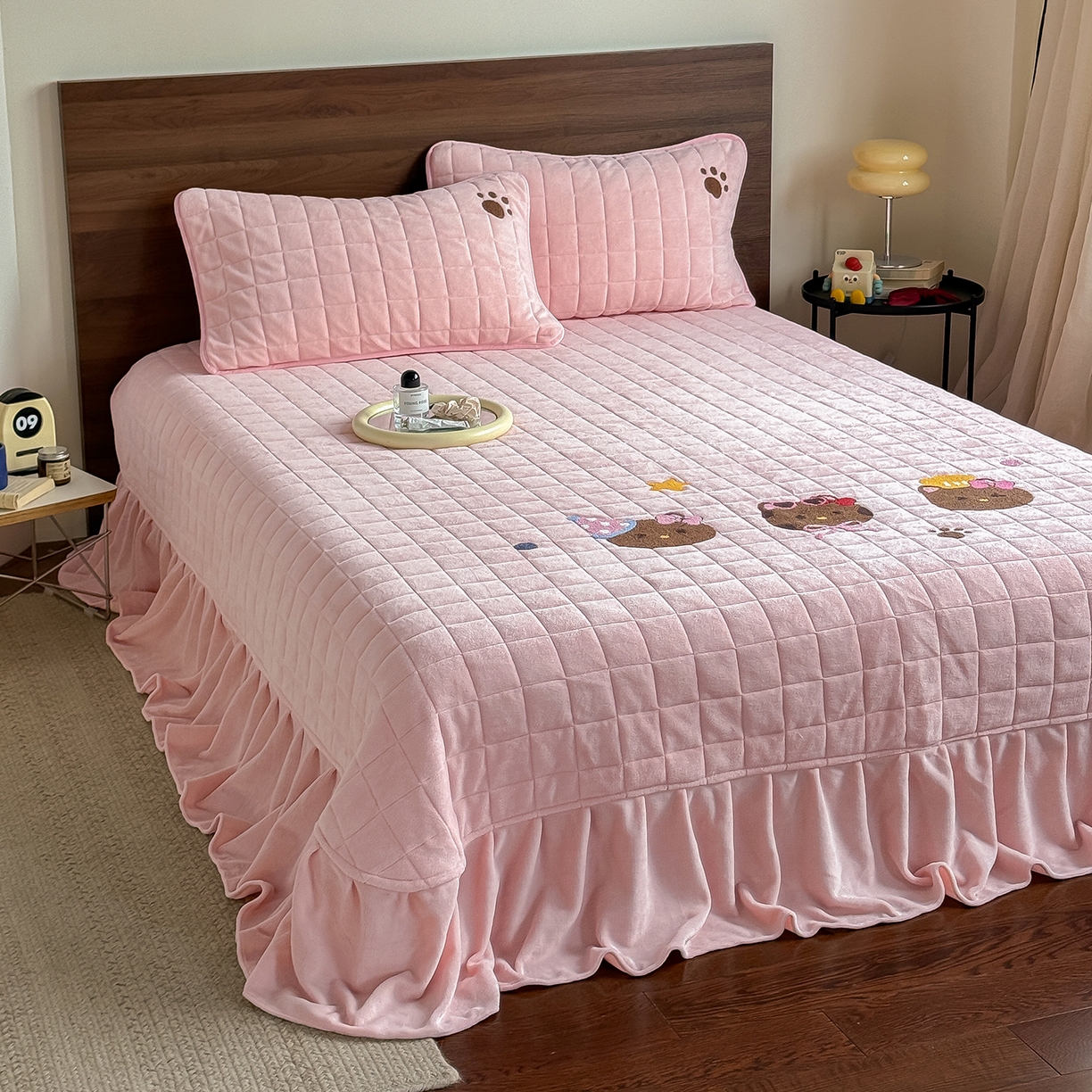 91家纺网 家纺一手货源 找家纺 TT.one 塔塔家居 2025新款牛奶绒毛巾绣床盖三件套 粉爪-床盖粉