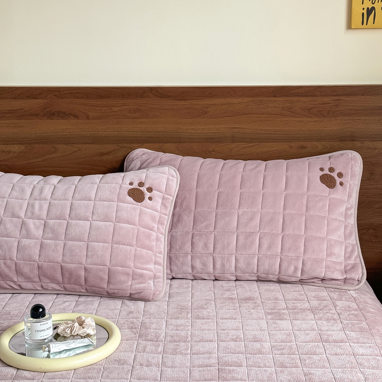 91家纺网 家纺一手货源 找家纺 TT.one 塔塔家居 2025新款牛奶绒毛巾绣床盖三件套 粉爪-床盖豆沙