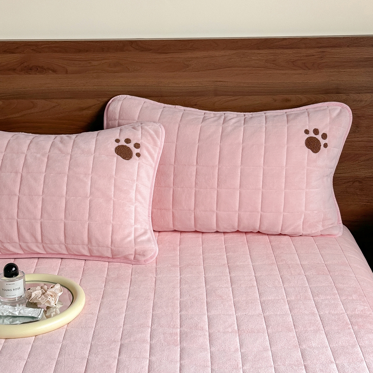 91家纺网 家纺一手货源 找家纺 TT.one 塔塔家居 2025新款牛奶绒毛巾绣床盖三件套 粉爪-床盖粉