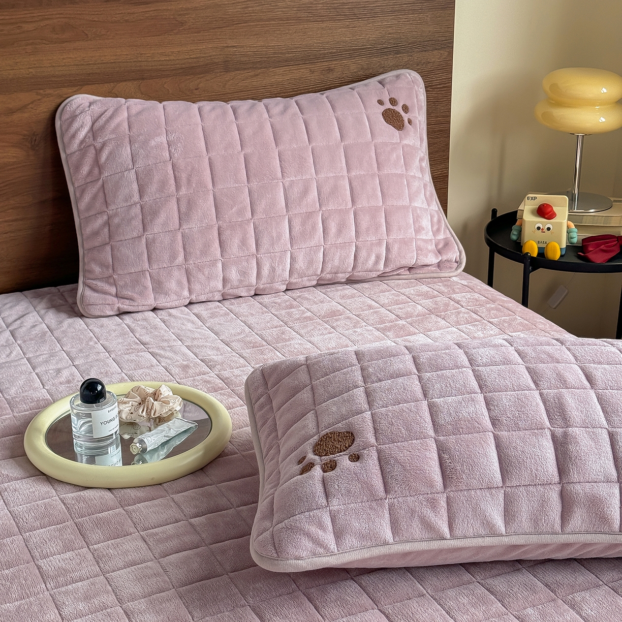 91家纺网 家纺一手货源 找家纺 TT.one 塔塔家居 2025新款牛奶绒毛巾绣床盖三件套 粉爪-床盖豆沙