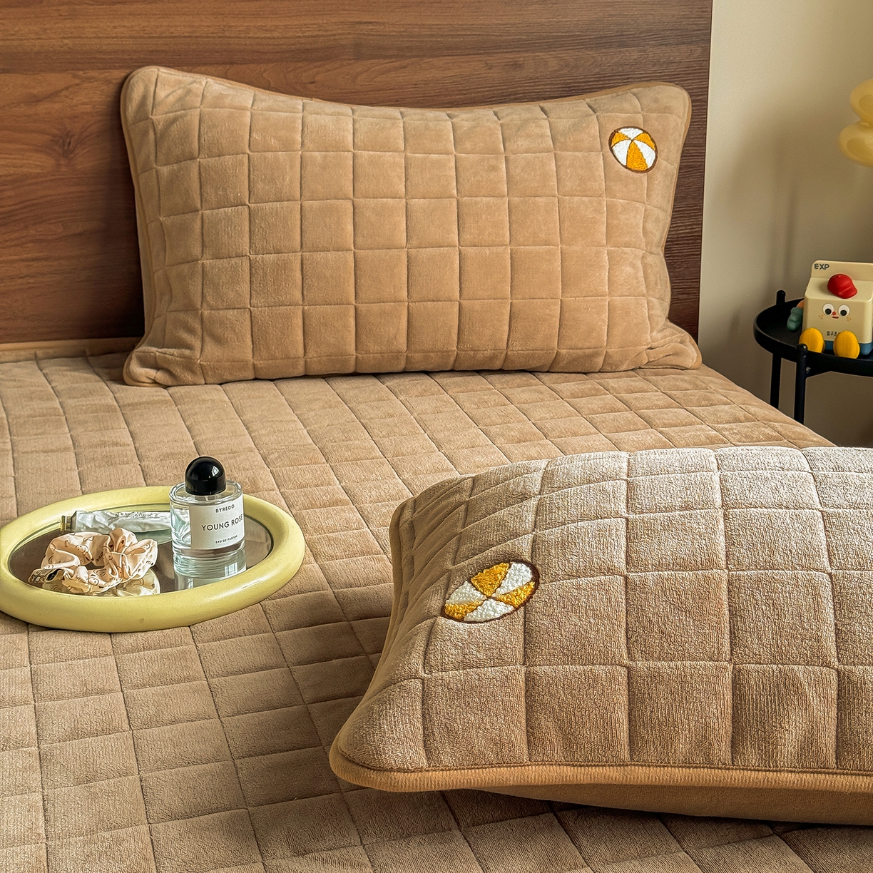 91家纺网 家纺一手货源 找家纺 TT.one 塔塔家居 2025新款牛奶绒毛巾绣床盖三件套 小狗-床盖咖