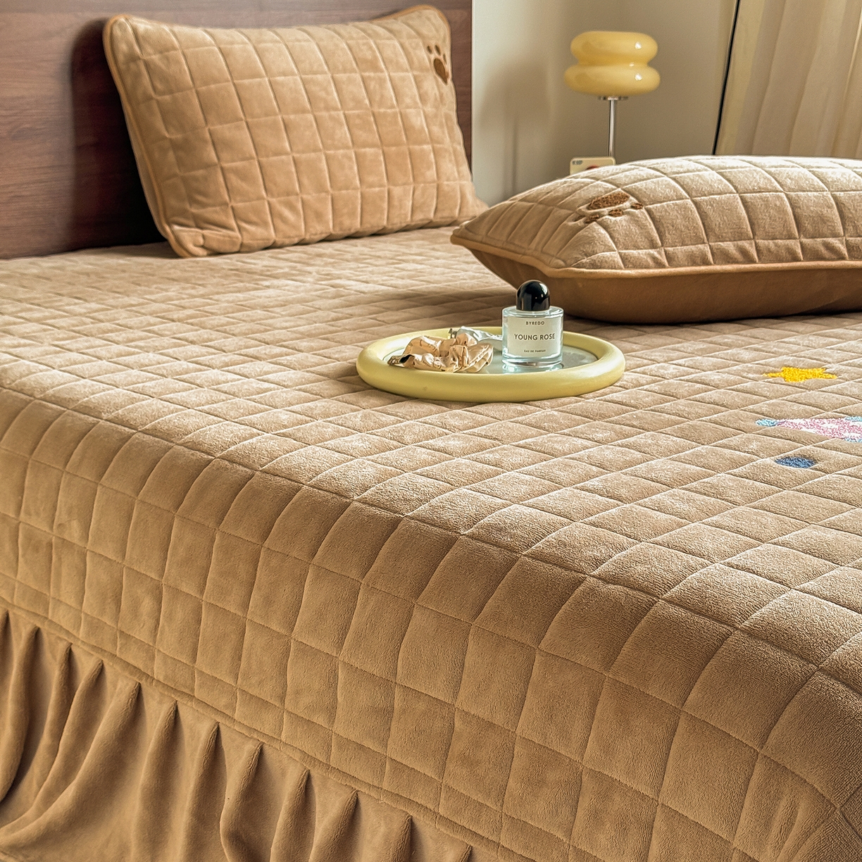 91家纺网 家纺一手货源 找家纺 TT.one 塔塔家居 2025新款牛奶绒毛巾绣床盖三件套 粉爪-床盖咖