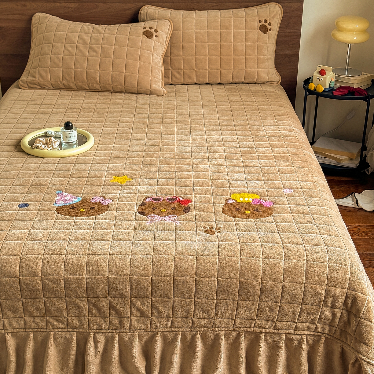 91家纺网 家纺一手货源 找家纺 TT.one 塔塔家居 2025新款牛奶绒毛巾绣床盖三件套 粉爪-床盖咖