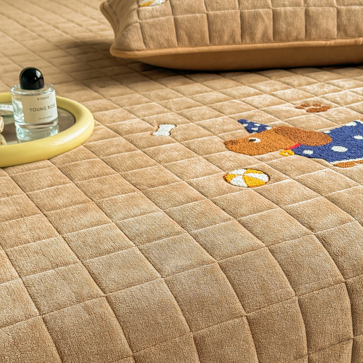 91家纺网 家纺一手货源 找家纺 TT.one 塔塔家居 2025新款牛奶绒毛巾绣床盖三件套 小狗-床盖咖