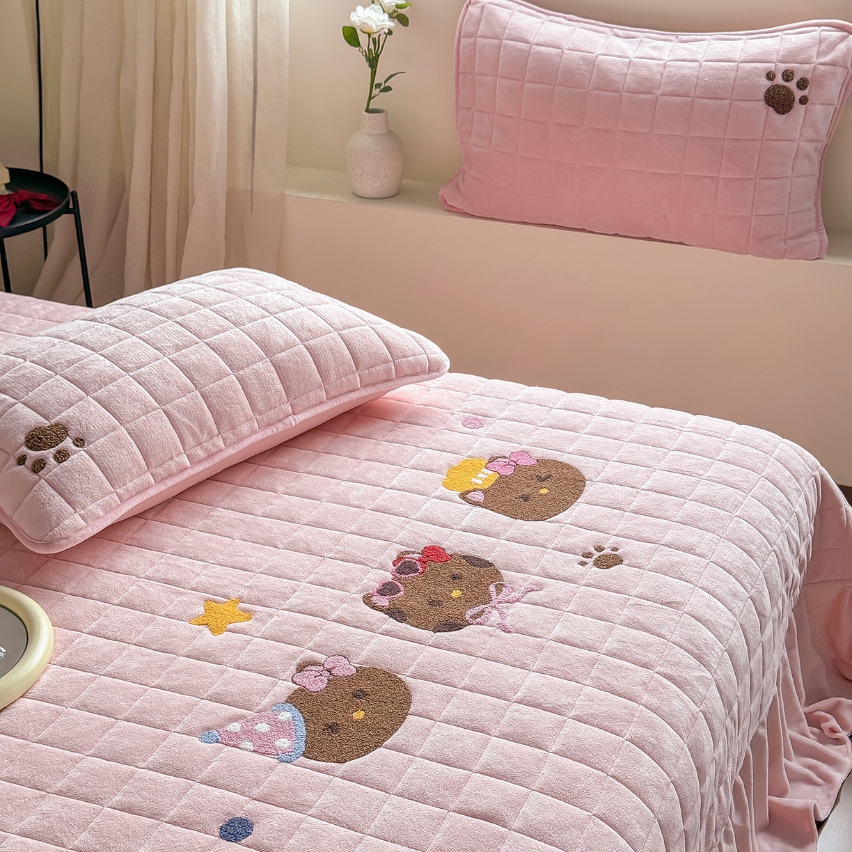 91家纺网 家纺一手货源 找家纺 TT.one 塔塔家居 2025新款牛奶绒毛巾绣床盖三件套 粉爪-床盖粉