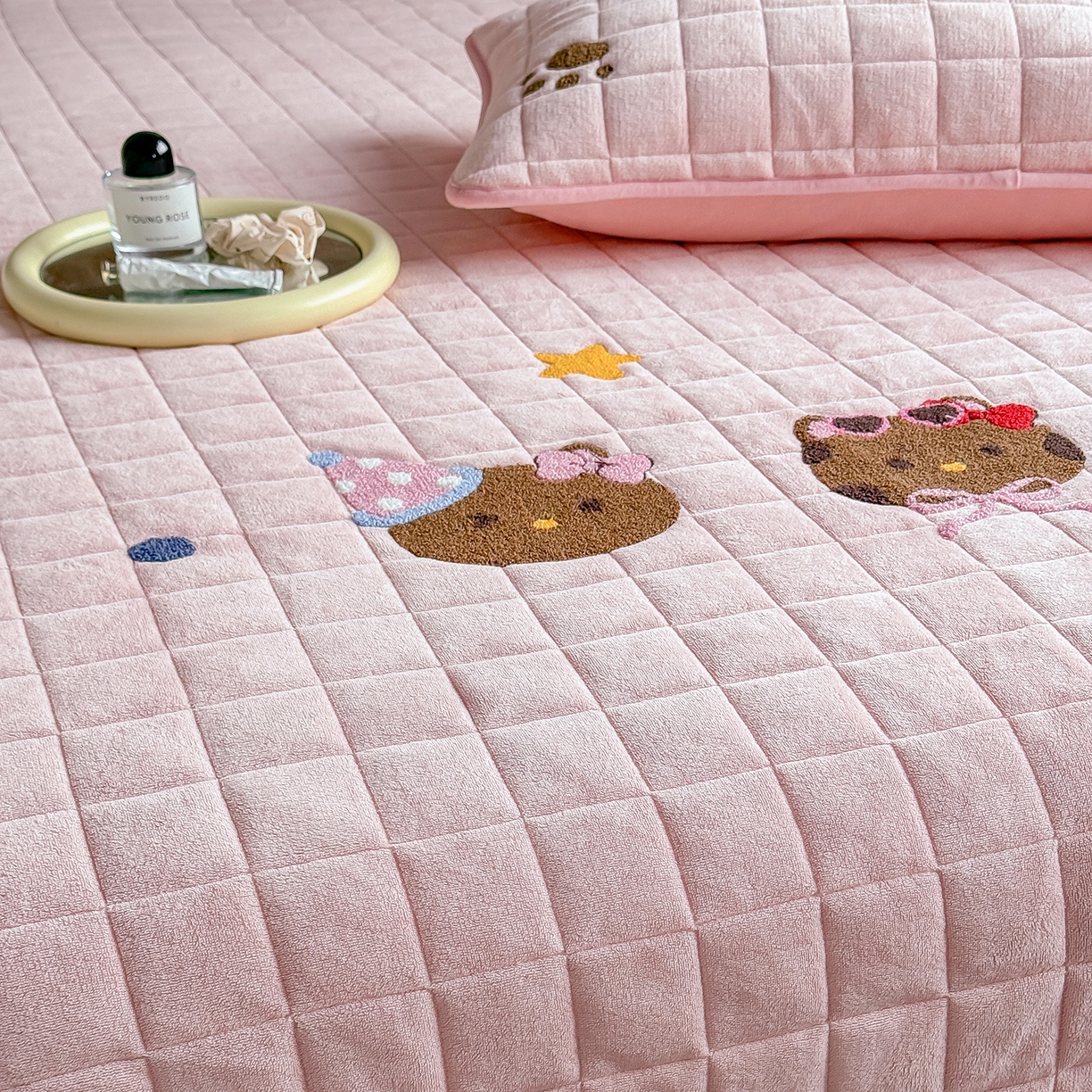 91家纺网 家纺一手货源 找家纺 TT.one 塔塔家居 2025新款牛奶绒毛巾绣床盖三件套 粉爪-床盖粉