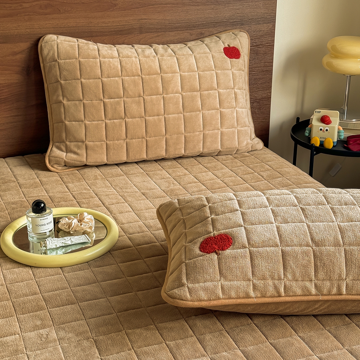 91家纺网 家纺一手货源 找家纺 TT.one 塔塔家居 2025新款牛奶绒毛巾绣床盖三件套 苹果-床盖咖