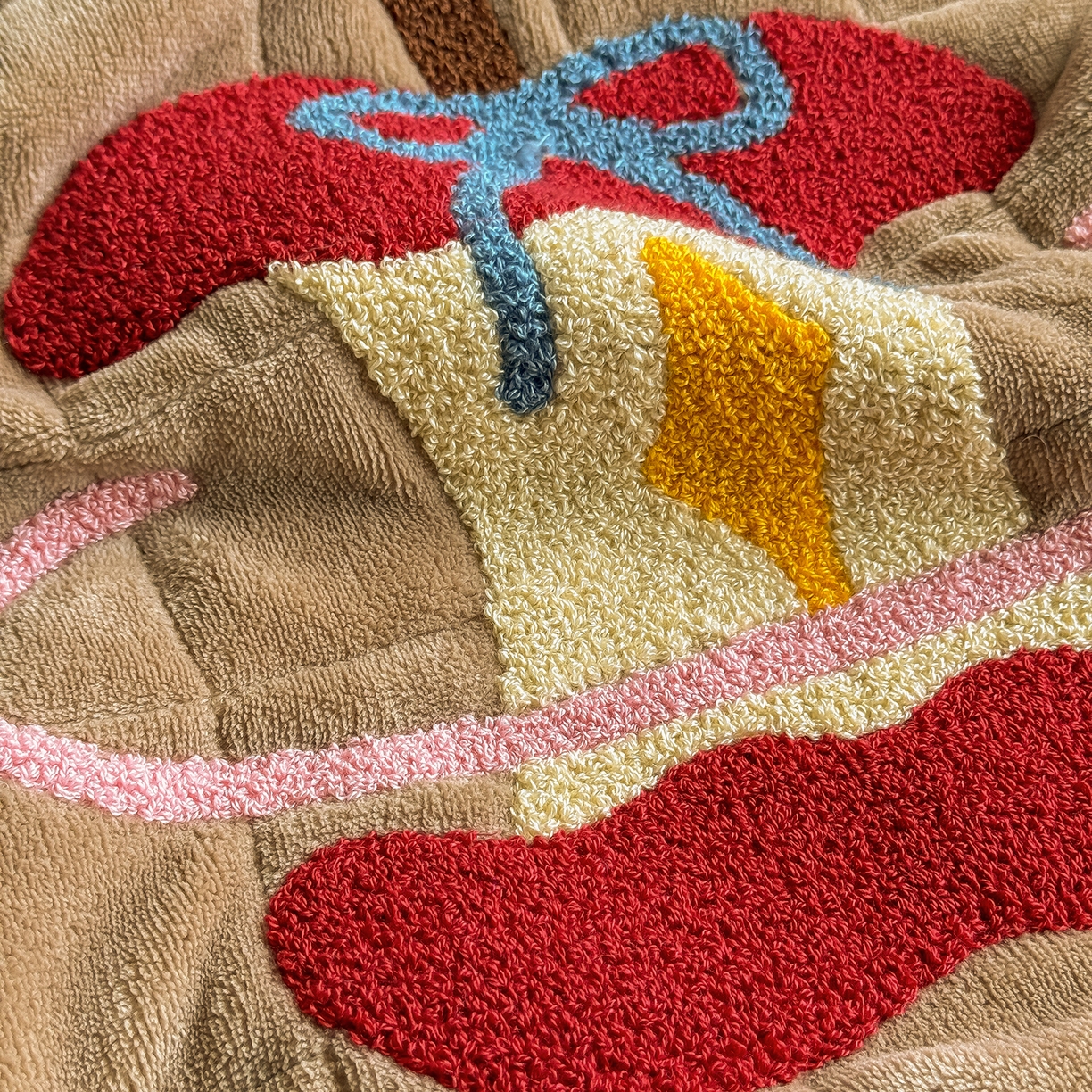 91家纺网 家纺一手货源 找家纺 TT.one 塔塔家居 2025新款牛奶绒毛巾绣床盖三件套 苹果-床盖咖