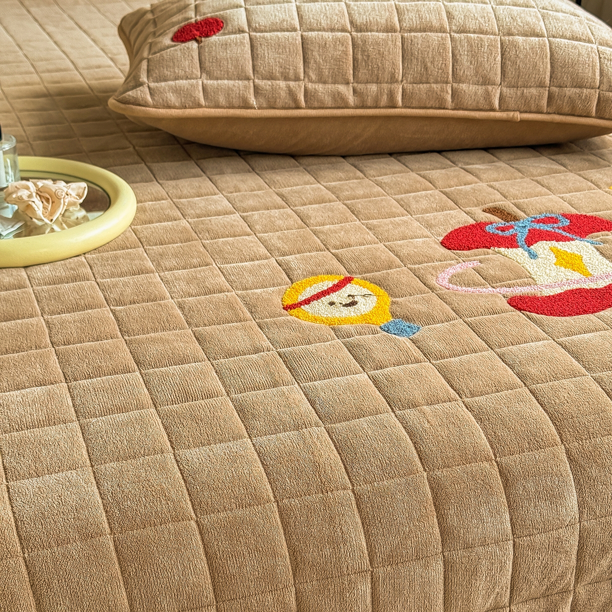 91家纺网 家纺一手货源 找家纺 TT.one 塔塔家居 2025新款牛奶绒毛巾绣床盖三件套 苹果-床盖咖