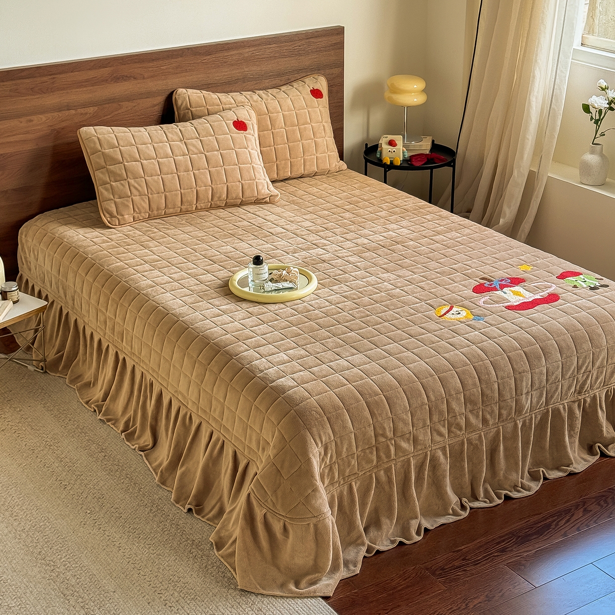 91家纺网 家纺一手货源 找家纺 TT.one 塔塔家居 2025新款牛奶绒毛巾绣床盖三件套 苹果-床盖咖