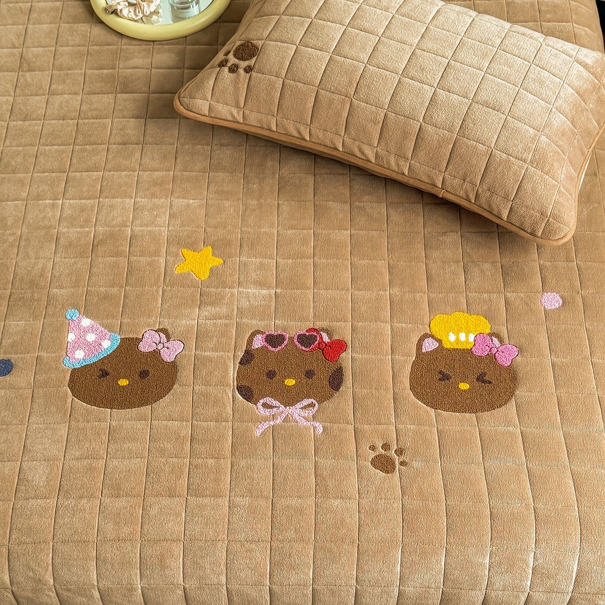 91家纺网 家纺一手货源 找家纺 TT.one 塔塔家居 2025新款牛奶绒毛巾绣床盖三件套 粉爪-床盖咖