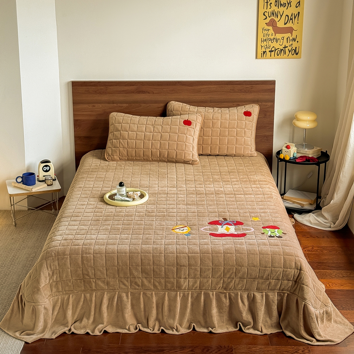 91家纺网 家纺一手货源 找家纺 TT.one 塔塔家居 2025新款牛奶绒毛巾绣床盖三件套 苹果-床盖咖