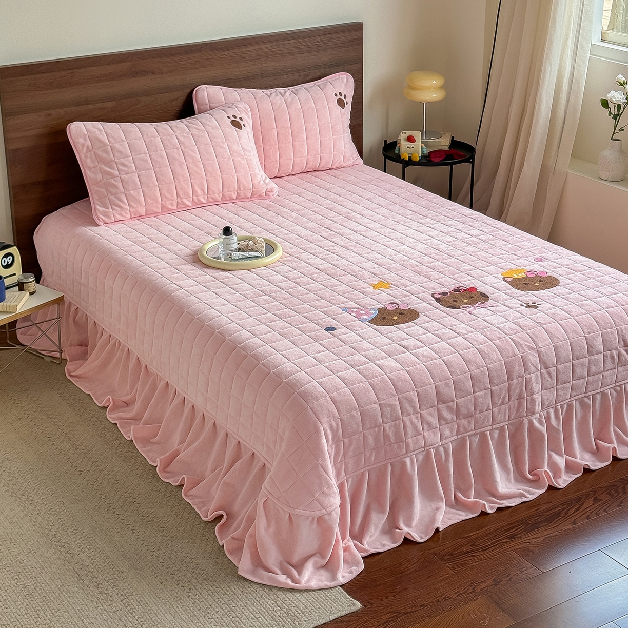 91家纺网 家纺一手货源 找家纺 TT.one 塔塔家居 2025新款牛奶绒毛巾绣床盖三件套 粉爪-床盖粉