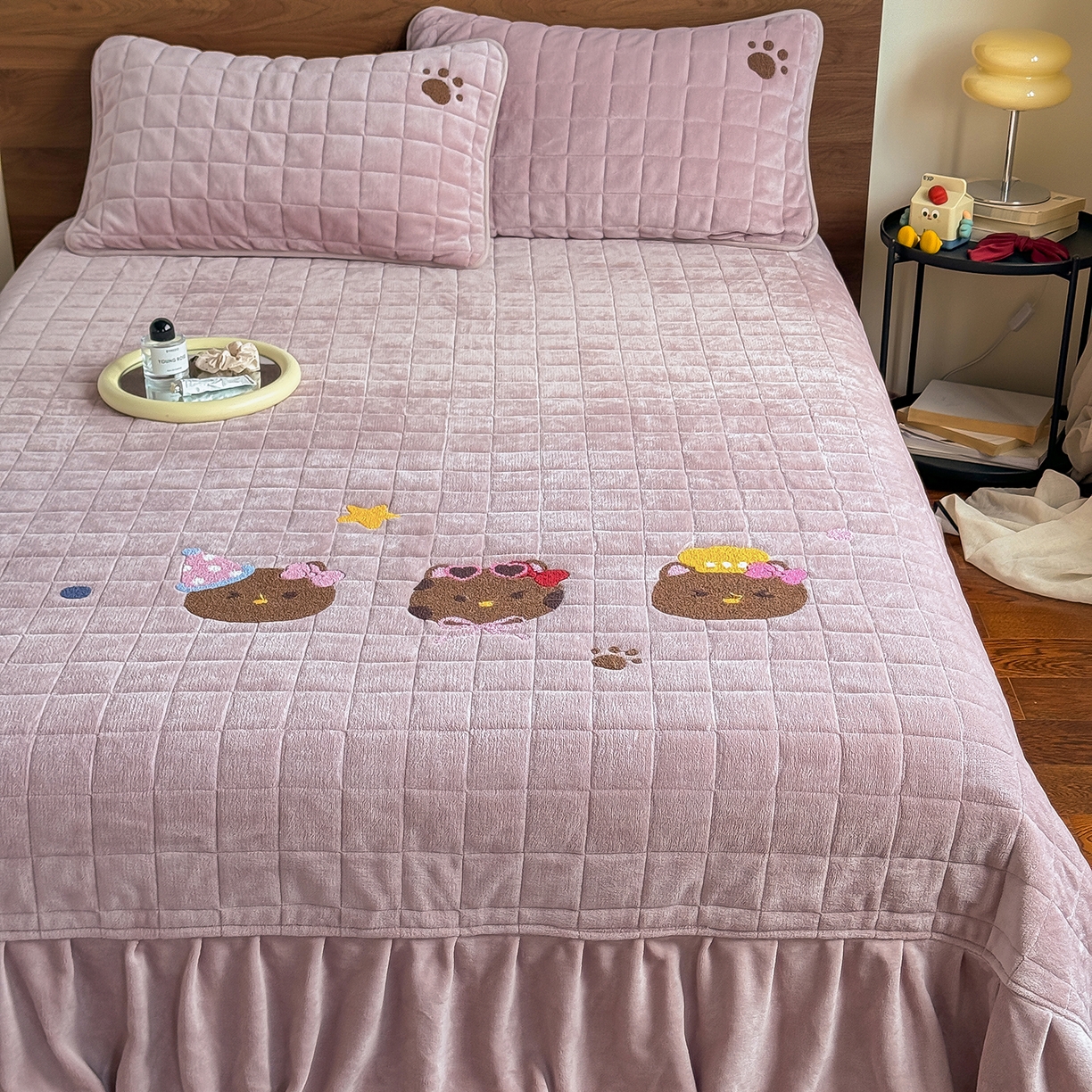 91家纺网 家纺一手货源 找家纺 TT.one 塔塔家居 2025新款牛奶绒毛巾绣床盖三件套 粉爪-床盖豆沙