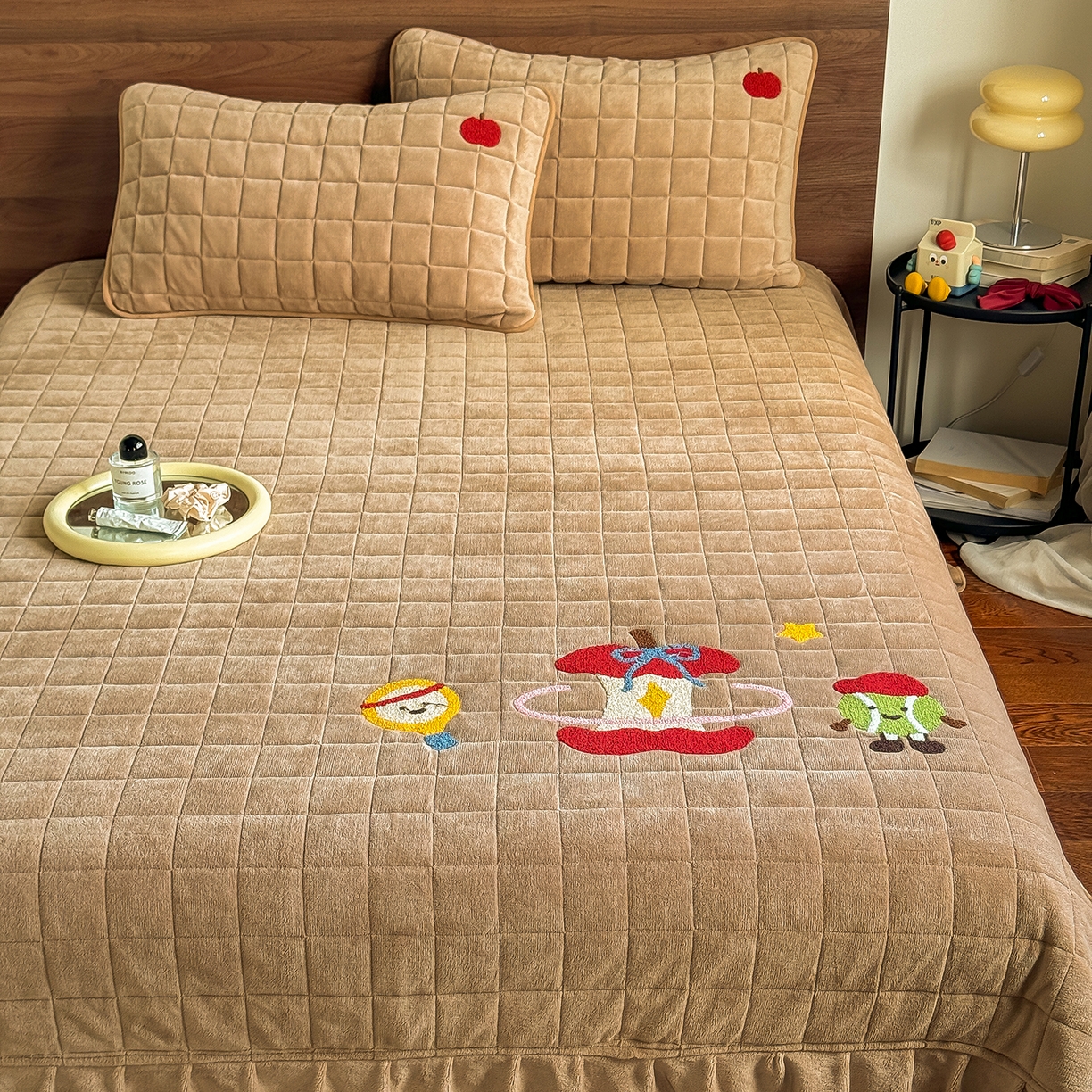 91家纺网 家纺一手货源 找家纺 TT.one 塔塔家居 2025新款牛奶绒毛巾绣床盖三件套 苹果-床盖咖