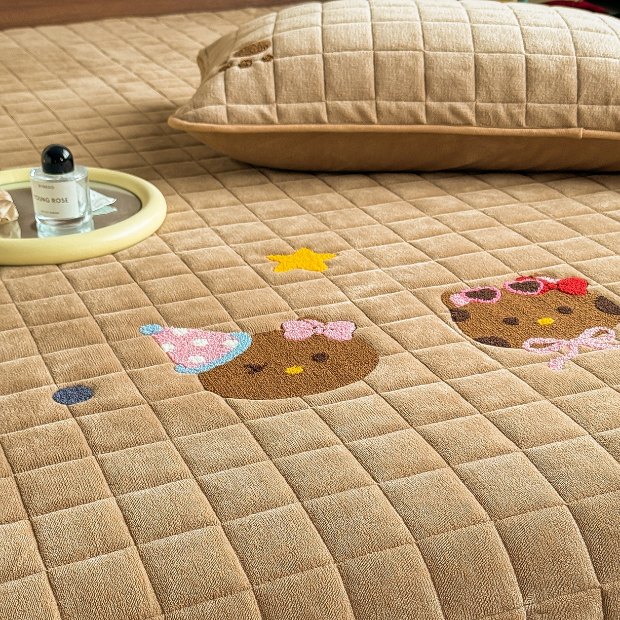 91家纺网 家纺一手货源 找家纺 TT.one 塔塔家居 2025新款牛奶绒毛巾绣床盖三件套 粉爪-床盖咖