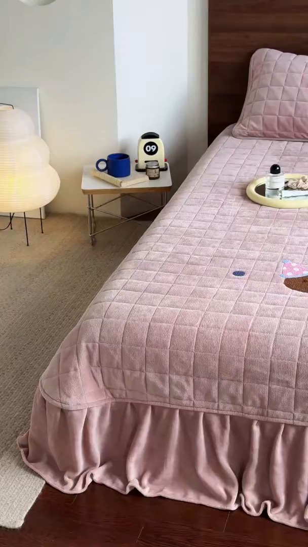 91家纺网 家纺一手货源 找家纺 TT.one 塔塔家居 2025新款牛奶绒毛巾绣床盖三件套 粉爪-床盖粉