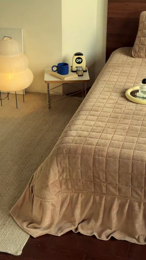 91家纺网 家纺一手货源 找家纺 TT.one 塔塔家居 2025新款牛奶绒毛巾绣床盖三件套 苹果-床盖咖