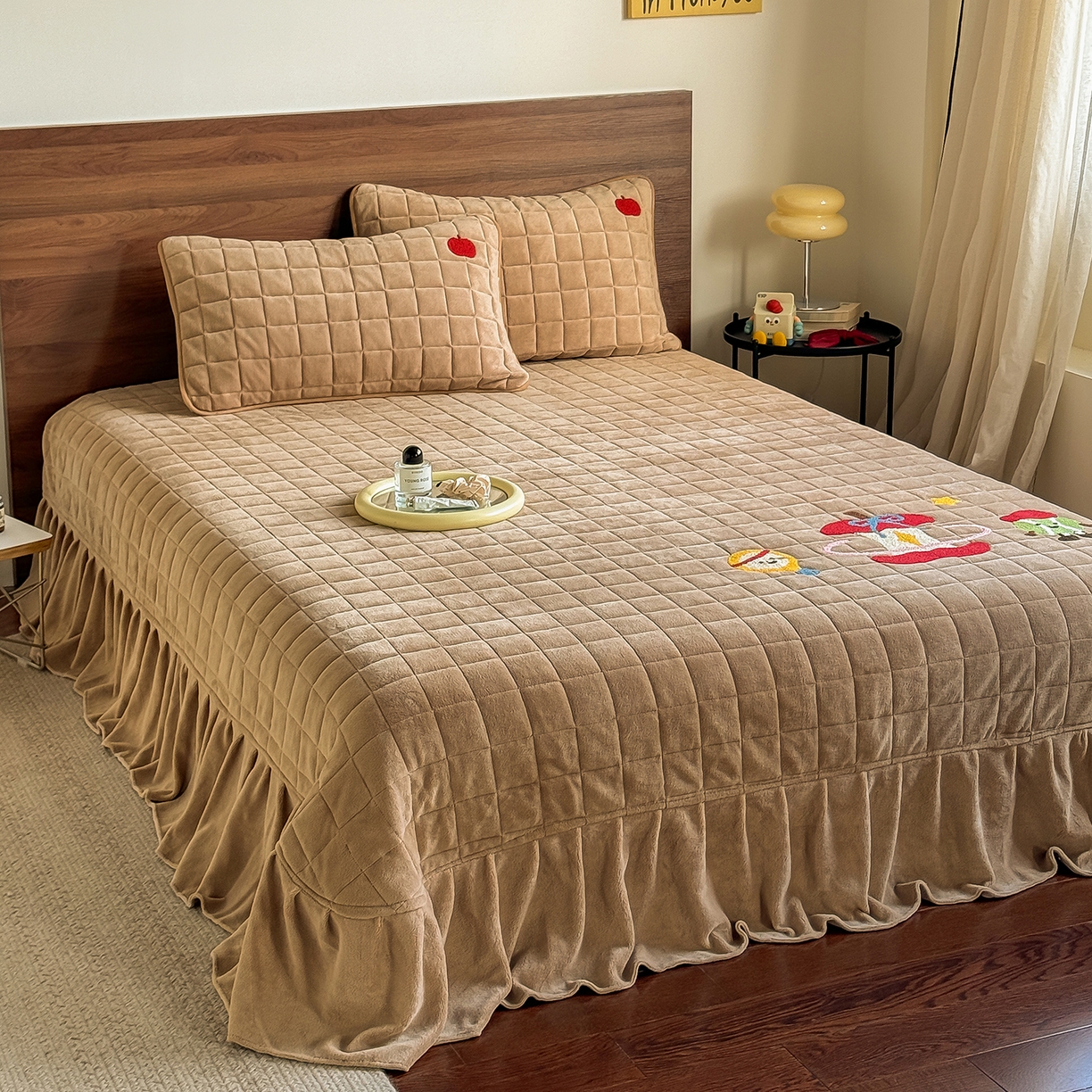 91家纺网 家纺一手货源 找家纺 TT.one 塔塔家居 2025新款牛奶绒毛巾绣床盖三件套 苹果-床盖咖