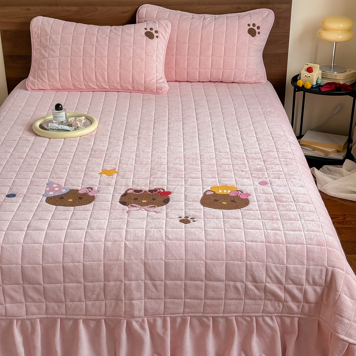 91家纺网 家纺一手货源 找家纺 TT.one 塔塔家居 2025新款牛奶绒毛巾绣床盖三件套 粉爪-床盖粉