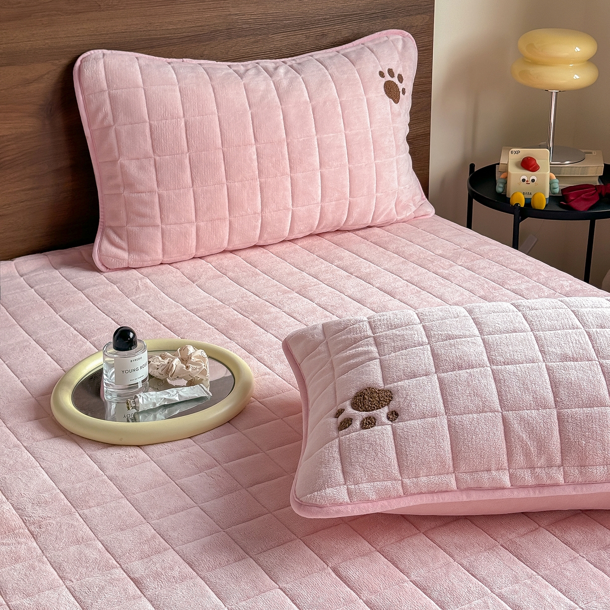 91家纺网 家纺一手货源 找家纺 TT.one 塔塔家居 2025新款牛奶绒毛巾绣床盖三件套 粉爪-床盖粉