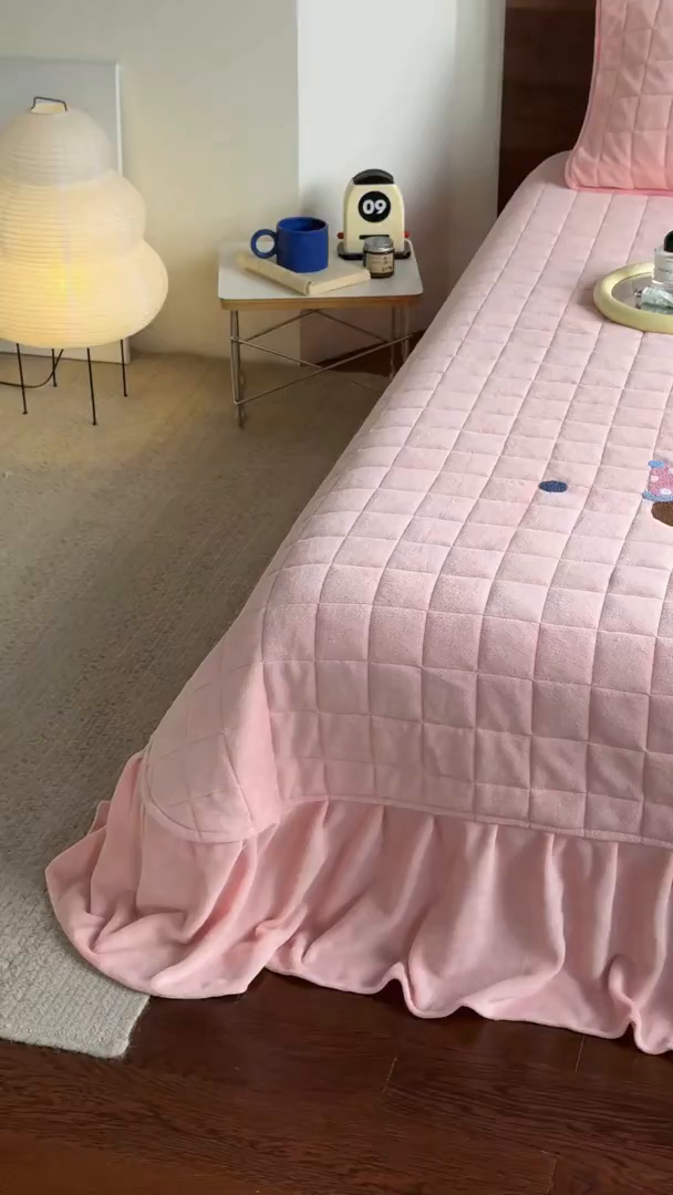 91家纺网 家纺一手货源 找家纺 TT.one 塔塔家居 2025新款牛奶绒毛巾绣床盖三件套 粉爪-床盖豆沙